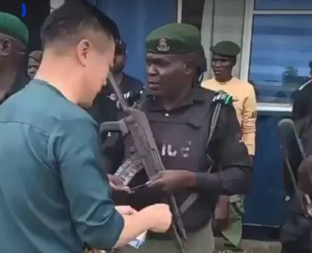 Nigeria policemen recieve N5,000 cash giveaway from Chinese national, gong-news.com