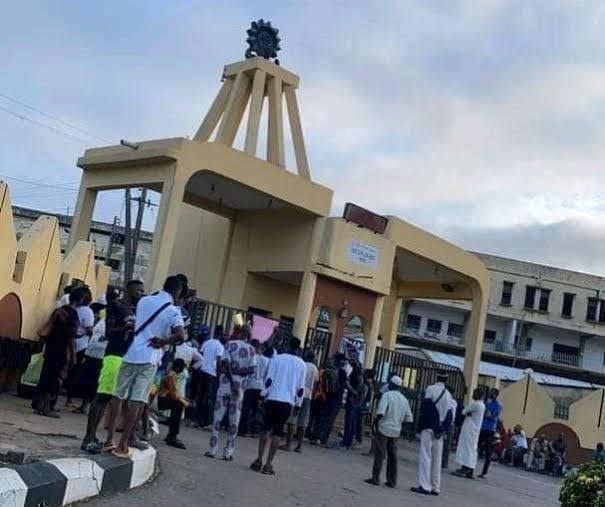 JUST IN: Students protest Makinde’s renaming of Ibadan Poly after ex-Gov Olunloyo, gong-news.com