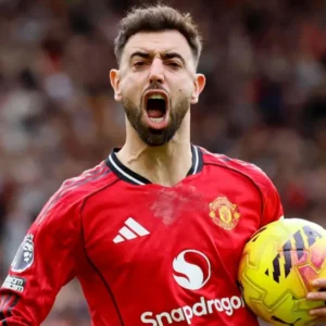 Man United Fernandes wins Football Writers' men's award