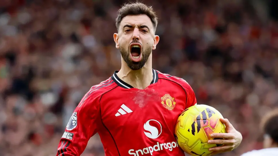 Man United Fernandes wins Football Writers' men's award