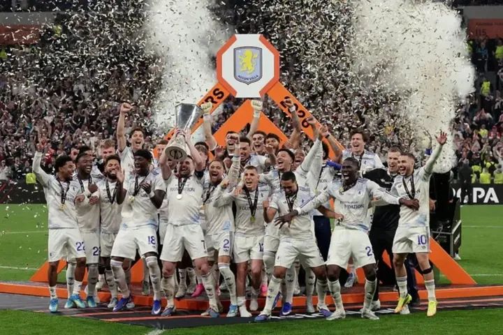 Aston Villa players celebrate after defeating Freiburg 3-0 in the Europa League final as Unai Emery lifts the trophy.
