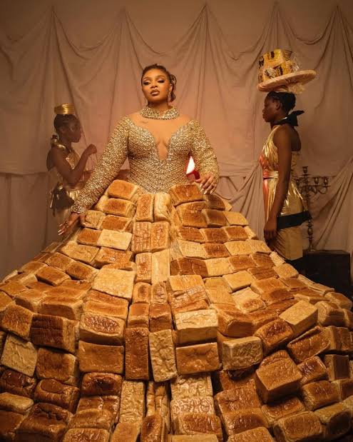 Queen Mercy Atang wearing her bread-inspired outfit on the AMVCA 12 red carpet in Lagos.