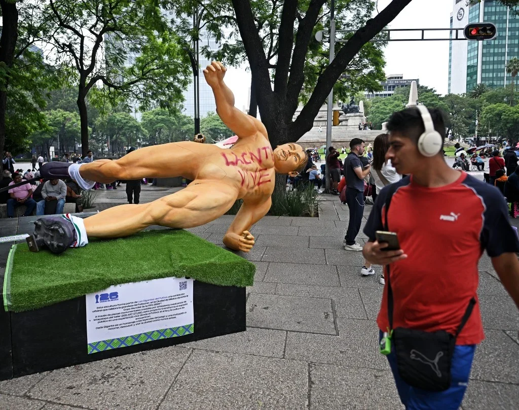 Protesting teachers pull down giant football player statues on Mexico City's Paseo de la Reforma ahead of the FIFA World Cup 2026.
