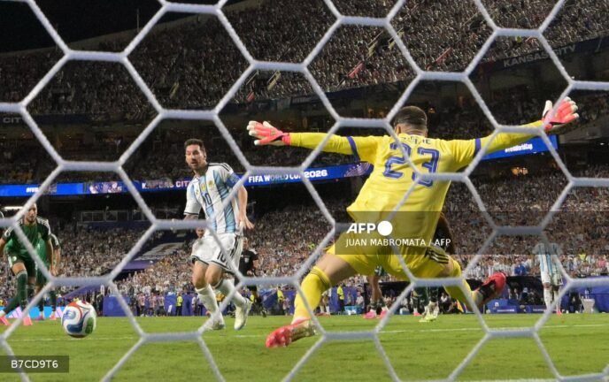 Lionel Messi celebrating after scoring for Argentina against Algeria during a FIFA World Cup 2026 group match in Kansas City.