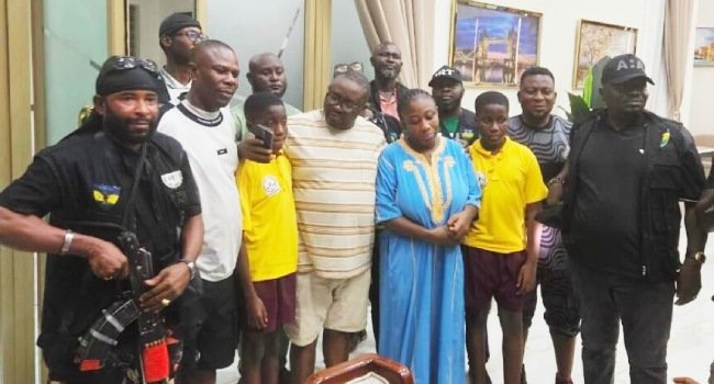Police officers and rescued victims of Adebayo Adelabu’s family posing after successful rescue operation in Ibadan following kidnapping incident.