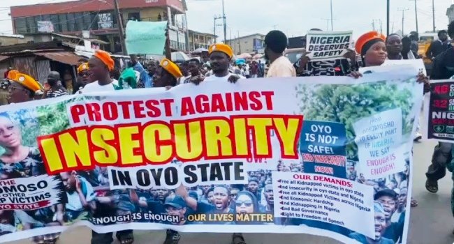 Protesters blocking Iwo Road interchange in Ibadan as traffic builds up during demonstration calling for release of abducted Oyo schoolchildren and teachers