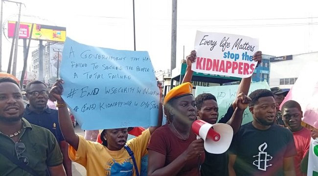 Civil society protesters march through Ibadan carrying placards demanding the rescue of abducted pupils and teachers from Oriire Local Government Area of Oyo State.