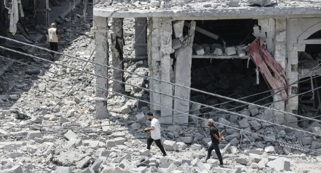 Damaged market scene in southern Lebanon with residents returning amid ongoing Israel-Hezbollah clashes and heightened regional tensions reported under US-Iran deal strain.
