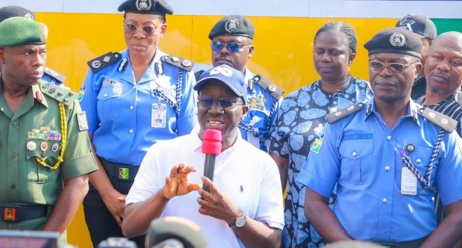 Edo State Governor Monday Okpebholo addressing police officers during a security briefing in Benin City after a parade of suspected criminals.