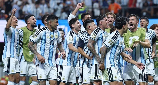 Lionel Messi celebrates with Argentina teammates after their dramatic 3-2 comeback victory over Egypt in the 2026 FIFA World Cup round of 16 in Atlanta.