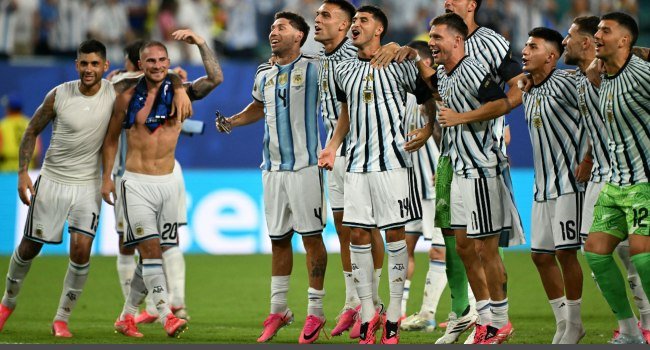 Lionel Messi celebrates with Argentina teammates after their dramatic 3-2 extra-time win over Cape Verde in the 2026 FIFA World Cup round of 32 in Miami.