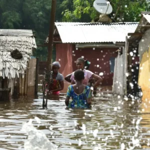 Flooded street in Abidjan with submerged vehicles and rising floodwaters after heavy rainfall in Côte d’Ivoire.