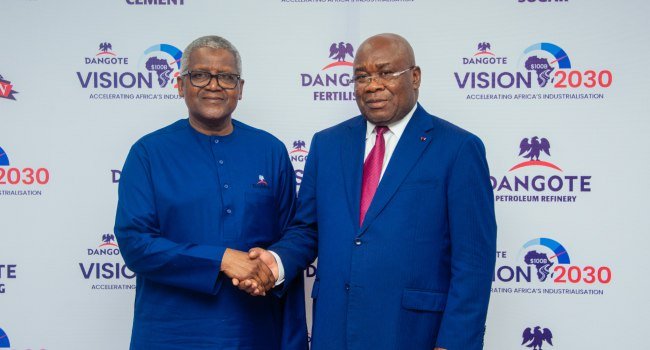 Aliko Dangote welcomes Maixent Raoul Ominga during Congo delegation’s visit to Dangote Refinery in Lekki, Lagos.