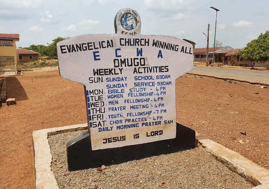 Residents of Omugo community celebrate the return of three ECWA worshippers released after spending 105 days in captivity following a security operation along the Kwara-Kogi border.
