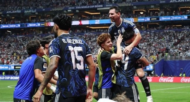 Lionel Messi celebrates with Argentina teammates after their dramatic 2-1 victory over England in the 2026 FIFA World Cup semi-final.