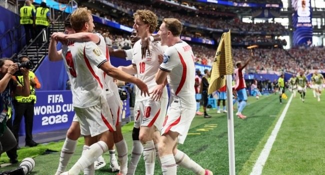 Harry Kane celebrates with England teammates after scoring during England’s 2-1 comeback victory over DR Congo in the 2026 FIFA World Cup Round of 32 in Atlanta.
