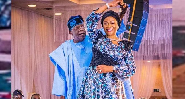 President Bola Tinubu speaking at the Presidential Press Corps Dinner in Abuja while jokingly referring to First Lady Oluremi Tinubu as ‘Iya Alakara’.