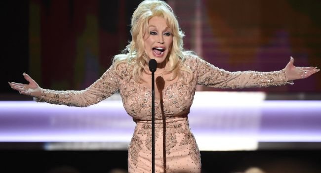Dolly Parton performing onstage during a 2017 awards ceremony in Los Angeles.