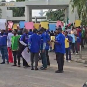 TUC members blocking the entrance of Abuja Continental Hotel in Abuja over alleged unfair labour practices and workers’ rights.
