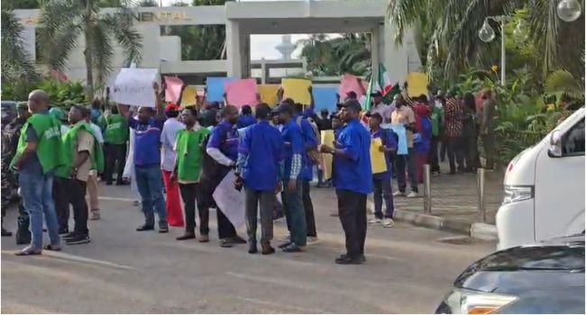 TUC members blocking the entrance of Abuja Continental Hotel in Abuja over alleged unfair labour practices and workers’ rights.