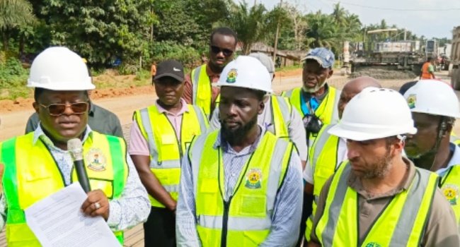 David Umahi inspecting the Benin-Onitsha Expressway and directing action over an alleged ₦14bn road contract failure.