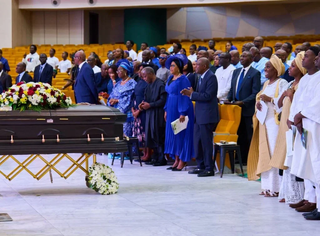 Yemi Osinbajo, Babatunde Fashola and other dignitaries at Anthony Adeosun’s burial service in Lagos.