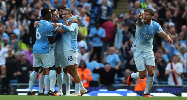 Manchester City players celebrate after Josko Gvardiol scores the late winning goal against Bournemouth at the Etihad Stadium.
