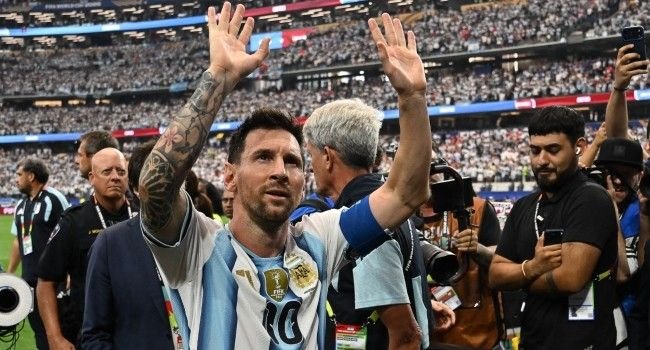 Lionel Messi waving after Argentina’s 2026 World Cup match in Dallas.