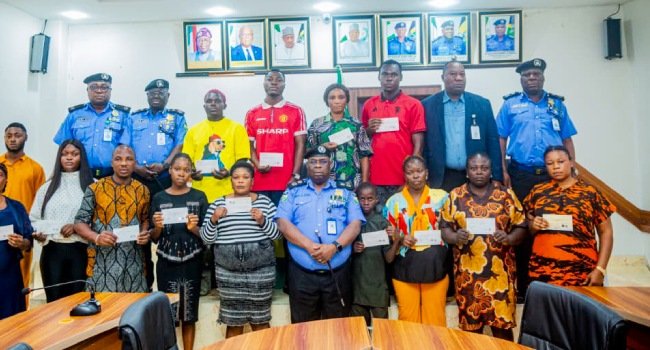 Akwa Ibom Commissioner of Police CP Baba Azare presenting welfare cheques to families of 51 deceased police officers.