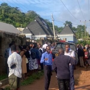 FUOYE staff and students gather at Vice-Chancellor Joshua Ogunwole’s residence in Ado-Ekiti after police reportedly arrived to arrest him.