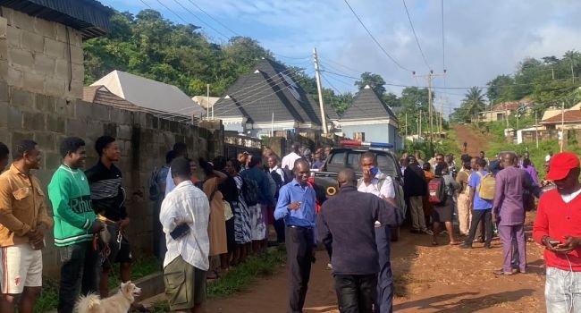 FUOYE staff and students gather at Vice-Chancellor Joshua Ogunwole’s residence in Ado-Ekiti after police reportedly arrived to arrest him.