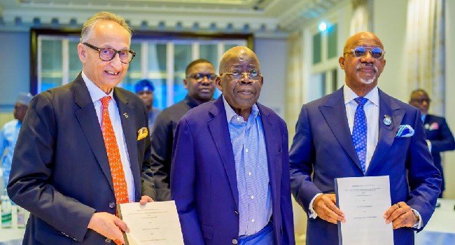 President Bola Tinubu, Ogun State Governor Dapo Abiodun and DP World CEO Yuvraj Narayan at the signing of the $7bn-plus Gateway Deep Sea Port and Blue Marine SEZ MoUs in Paris.