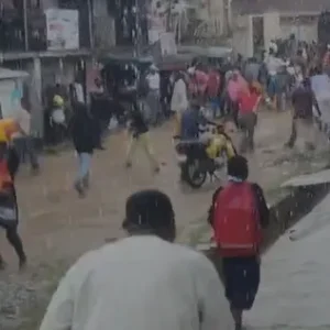 Osun residents looting food items from a warehouse in Osogbo after operators of a cheap food scheme reportedly disappeared.