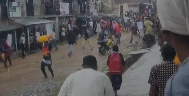 Osun residents looting food items from a warehouse in Osogbo after operators of a cheap food scheme reportedly disappeared.