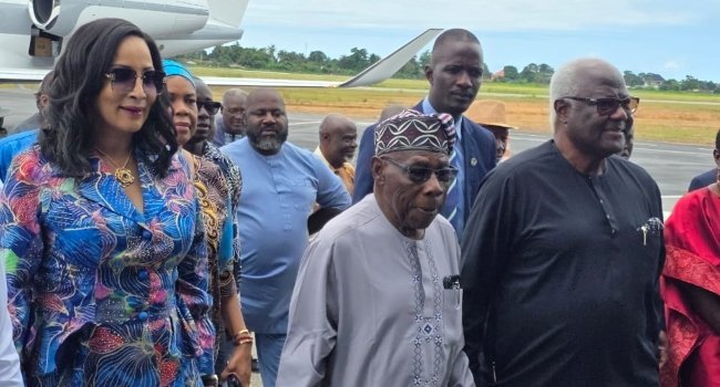 Former Sierra Leone President Ernest Koroma arrives in Freetown with Nigeria’s Foreign Affairs Minister Bianca Odumegwu-Ojukwu and former President Olusegun Obasanjo.