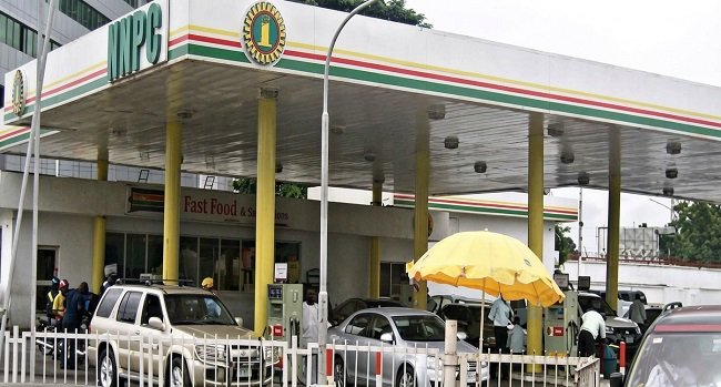 Petrol pump at a filling station illustrating the Federal Government's 30-day discount on NNPC petrol and proposed ₦1,350 per litre cost ceiling.