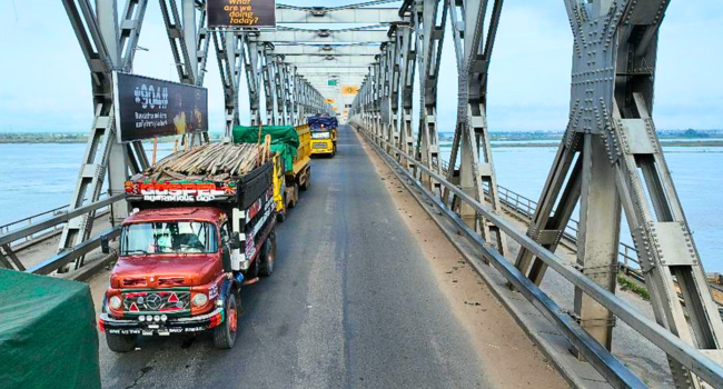 First Niger Bridge reopens to motorists after emergency maintenance and rehabilitation works.