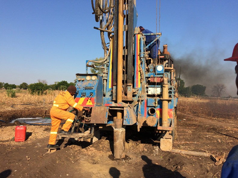 Three borehole workers died after an iron pole they were erecting for a water tank fell onto an 11kV overhead electricity line in Fegge, Onitsha, Anambra State.
