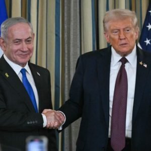 Israeli Prime Minister Benjamin Netanyahu shakes hands with US President Donald Trump ahead of White House talks on the Iran war and Middle East security.