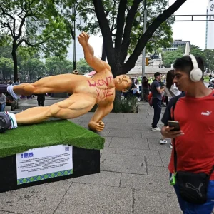 Protesting teachers pull down giant football player statues on Mexico City's Paseo de la Reforma ahead of the FIFA World Cup 2026.