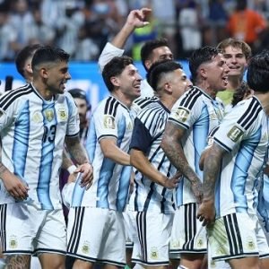 Lionel Messi celebrates with Argentina teammates after their dramatic 3-2 comeback victory over Egypt in the 2026 FIFA World Cup round of 16 in Atlanta.