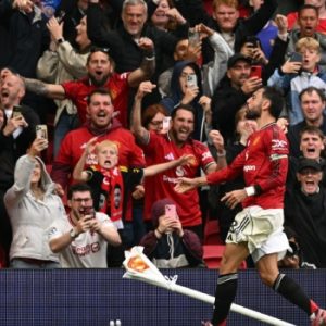 Fernandes injury-time penalty gives Man United victory over Burnley