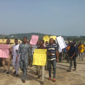 Students Protest: Youths  barricade road over robbery attacks in Bauchi