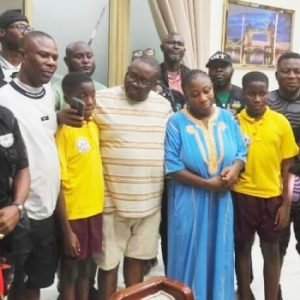 Police officers and rescued victims of Adebayo Adelabu’s family posing after successful rescue operation in Ibadan following kidnapping incident.