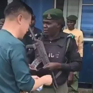 Nigeria policemen recieve N5,000 cash giveaway from Chinese national, gong-news.com