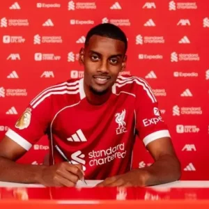 Alexander Isak joins Liverpool in £125m British record deal