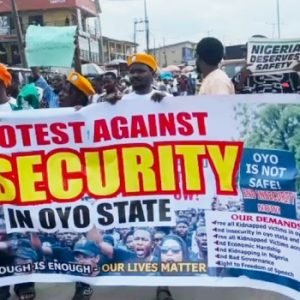 Protesters blocking Iwo Road interchange in Ibadan as traffic builds up during demonstration calling for release of abducted Oyo schoolchildren and teachers