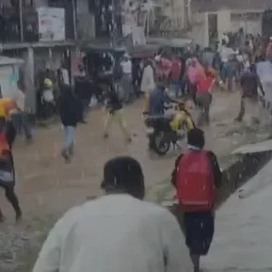 Osun residents looting food items from a warehouse in Osogbo after operators of a cheap food scheme reportedly disappeared.