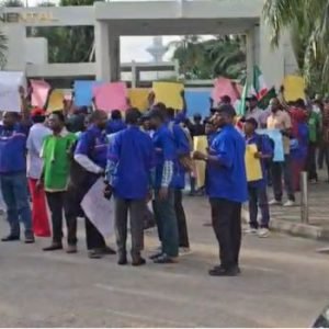 TUC members blocking the entrance of Abuja Continental Hotel in Abuja over alleged unfair labour practices and workers’ rights.