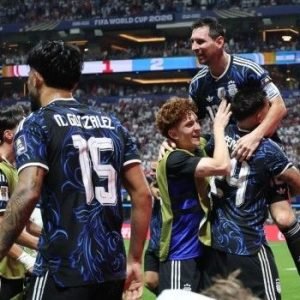 Lionel Messi celebrates with Argentina teammates after their dramatic 2-1 victory over England in the 2026 FIFA World Cup semi-final.